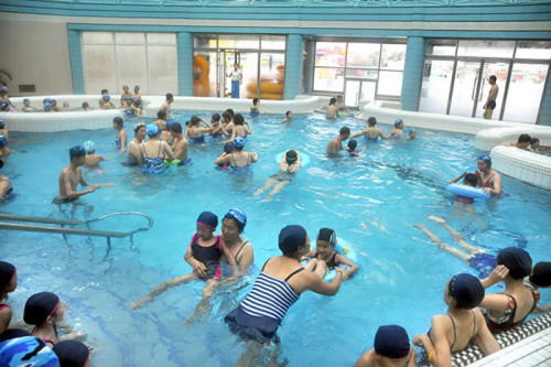 在文繡戲水場游玩的朝鮮群眾高呼“朝鮮勞動黨萬歲”。(《勞動新聞》圖片) 在文繡戲水場游玩的朝鮮群眾高呼“朝鮮勞動黨萬歲”。(《勞動新聞》圖片)