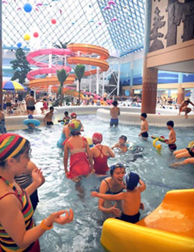 在文繡戲水場游玩的朝鮮群眾高呼“朝鮮勞動黨萬歲”。(《勞動新聞》圖片) 在文繡戲水場游玩的朝鮮群眾高呼“朝鮮勞動黨萬歲”。(《勞動新聞》圖片)