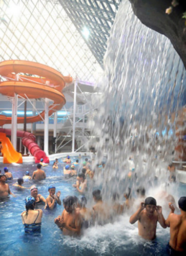 在文繡戲水場游玩的朝鮮群眾高呼“朝鮮勞動黨萬歲”。(《勞動新聞》圖片) 在文繡戲水場游玩的朝鮮群眾高呼“朝鮮勞動黨萬歲”。(《勞動新聞》圖片)