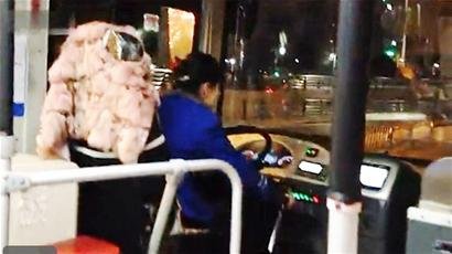 公交女司機(jī)因母親突患病開(kāi)車(chē)打電話遭罰停駕一月