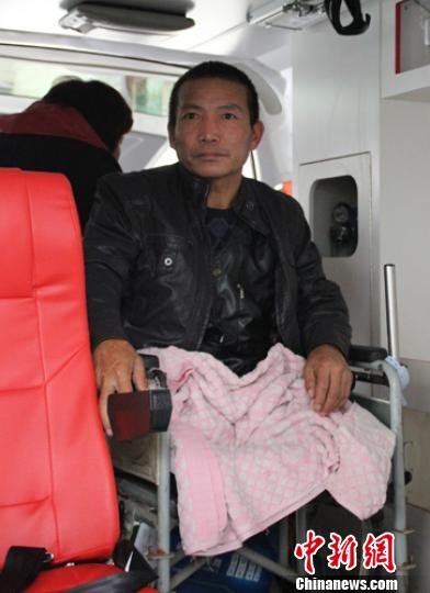 河北“自鋸病腿”農民康復出院:醫院未收任何費用