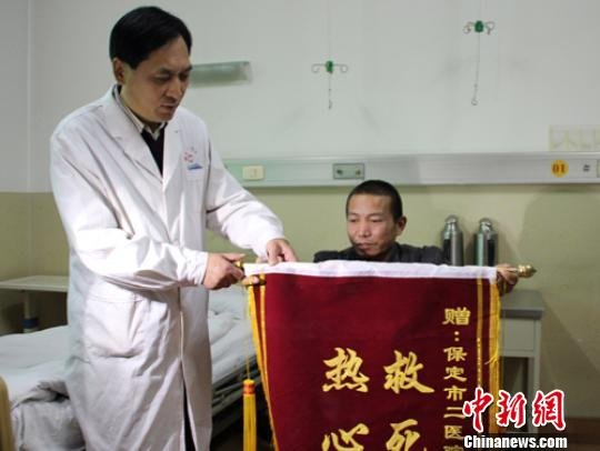 “自鋸病腿”農民康復出院 醫院未收任何費用