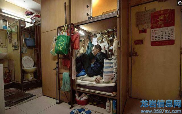 香港回歸20年,香港“棺材房” 24戶共用一個馬桶