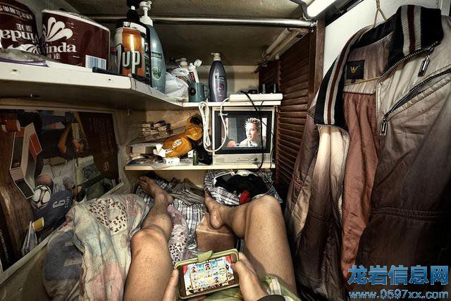 實拍香港人生活在“棺材房”里,面積不到2平米