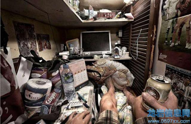 香港回歸20年,香港“棺材房” 24戶共用一個馬桶