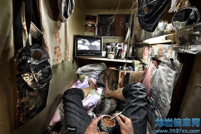 實拍香港人生活在“棺材房”里,面積不到2平米