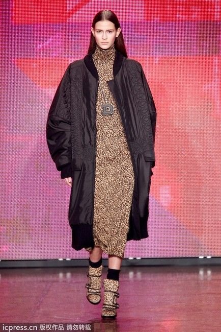 狂風(fēng)亂舞天 T臺(tái)羽絨服幫你凹造型