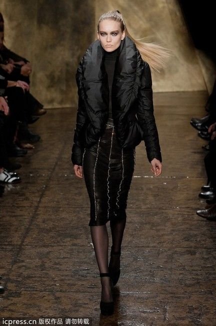 狂風(fēng)亂舞天 T臺(tái)羽絨服幫你凹造型