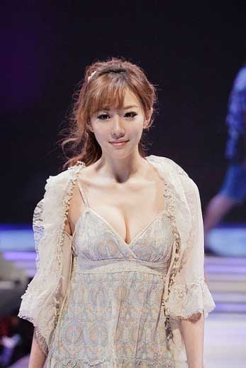 劉冬爆乳裝走紅