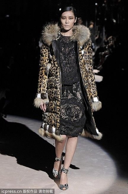 狂風(fēng)亂舞天 T臺(tái)羽絨服幫你凹造型