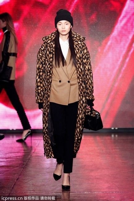 狂風(fēng)亂舞天 T臺(tái)羽絨服幫你凹造型