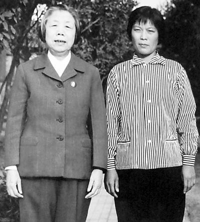 晉菊清與鄧穎超合影