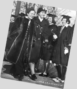 宋美齡冒著大雪回到闊別25年的母校魏斯里學院