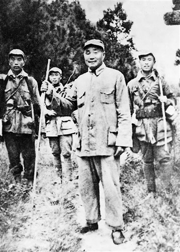 進入大別山后,劉伯承司令員親自翻山越嶺察看地形,選擇戰場。這是高山鋪戰役前夕,劉伯承登上浠水三角山頂看地形。