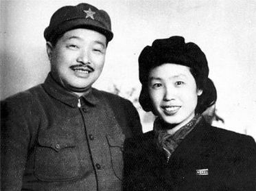 賀龍?jiān)獛浥c夫人薛明。