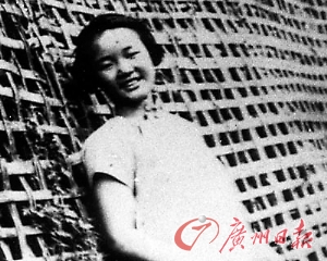 張露萍1937年參加中華民族解放先鋒隊時的留影。