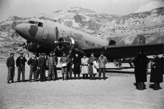 胡宗南部高級(jí)軍官與記者團(tuán)主要成員在飛機(jī)前合影