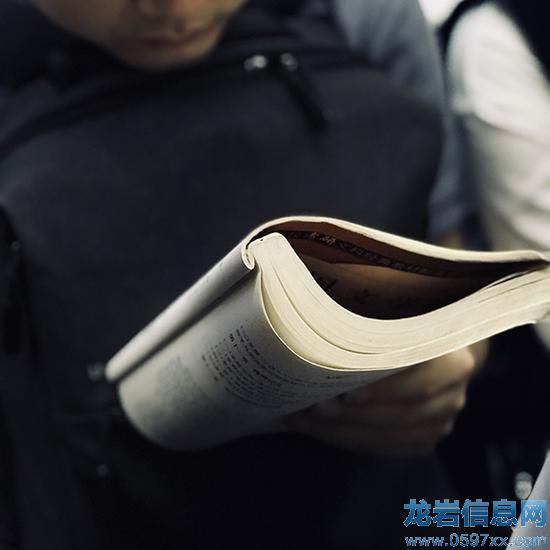 上班族讀考研書,誰知道他內心經歷了怎樣的道路?