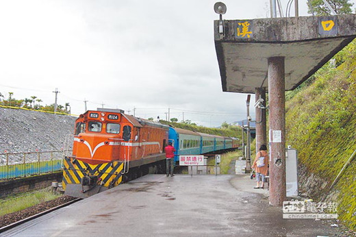 揮別百年火車站鐵道迷夜奔溪口:百里相送也值得