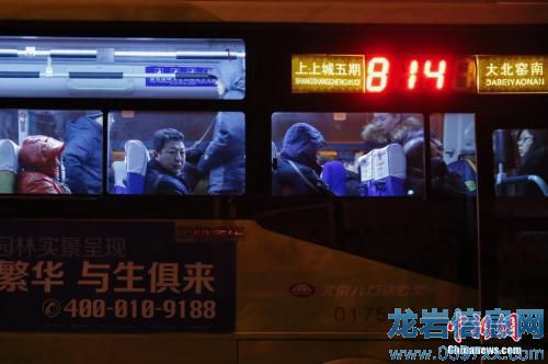 資料圖:814路城際公交連續(xù)不斷地將人們運(yùn)往北京。王駿 攝