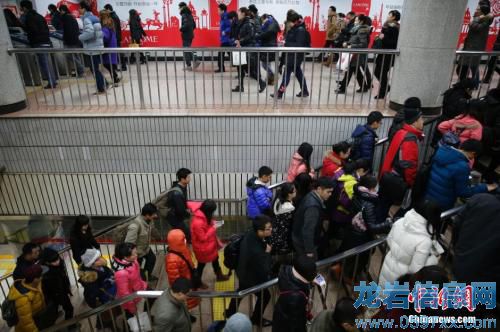 資料圖:北京地鐵一號(hào)線大望路站內(nèi)人頭攢動(dòng)。王駿 攝