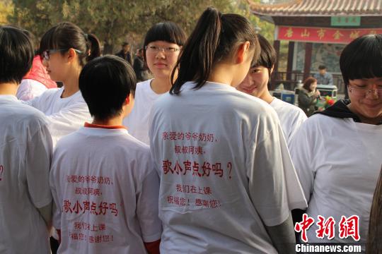 河北唐山高中生向公園噪音說“不”遭圍觀者指責