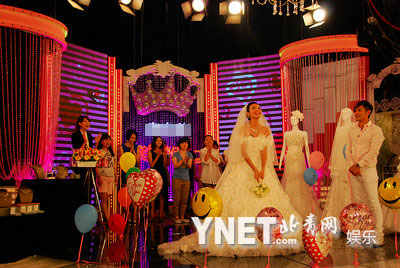 linda向現場單身女生拋手花送祝福(1/4張)