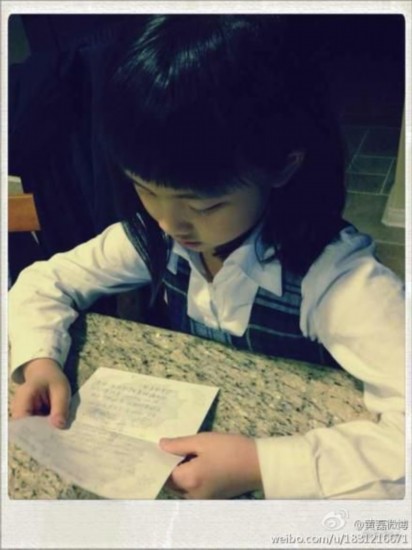 多多閱讀男閨蜜寄的手寫信,低頭頗有文青范兒
