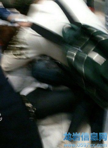 少時香港行再出事Jessica被保安猛推撞欄桿