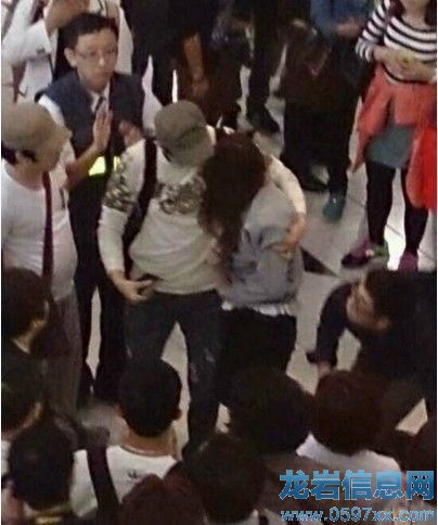 少時香港行再出事Jessica被保安猛推撞欄桿