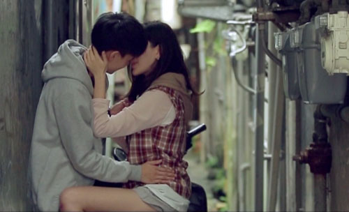 薛之謙MV《意外》上演女女戀