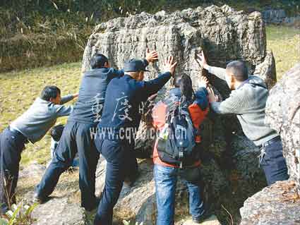 重慶巨石“怕癢” 一撓就晃還能咯咯“笑”(圖)