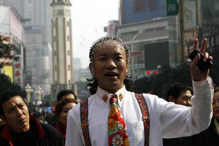 組圖:廣西男子頭上插針800根 曾創基尼斯記錄